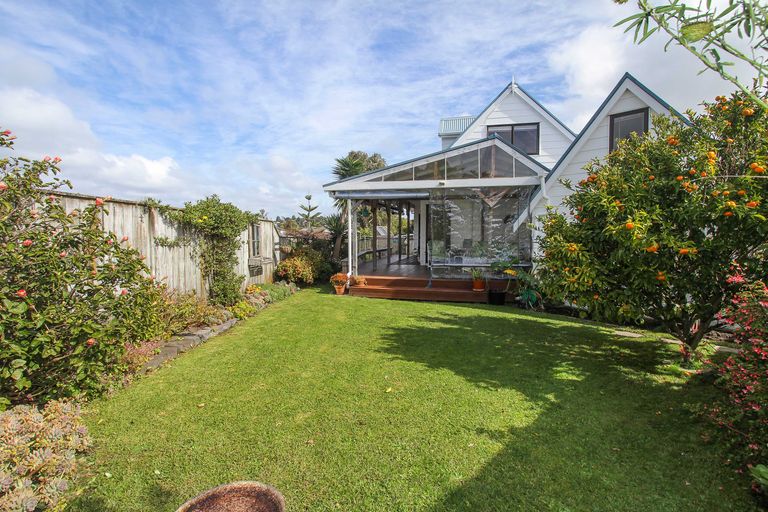 Photo of property in 2/28 Fairdale Place, Birkdale, Auckland, 0626