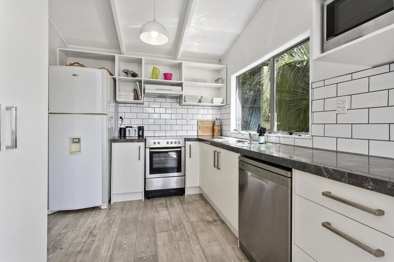 Photo of property in 14 Pitcher Place, Glen Eden, Auckland, 0602