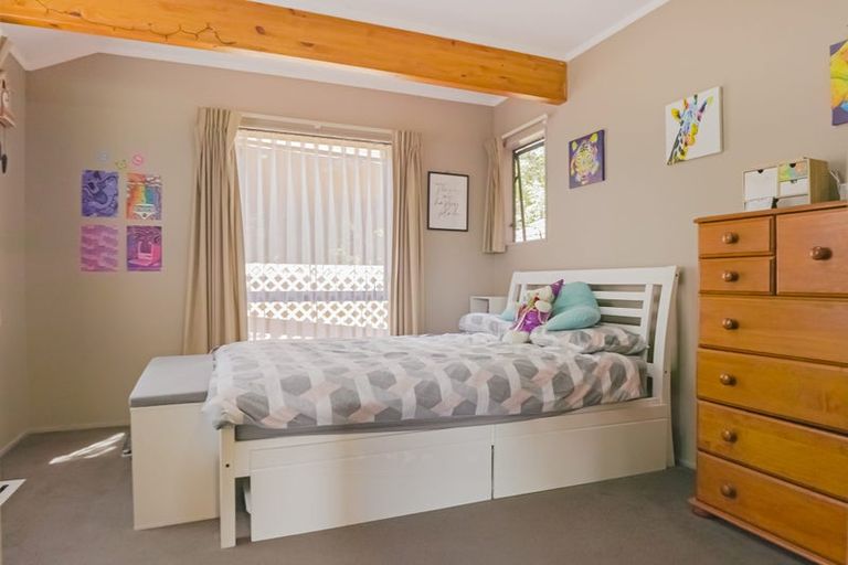 Photo of property in 15 Kaurimu Rise, Titirangi, Auckland, 0604