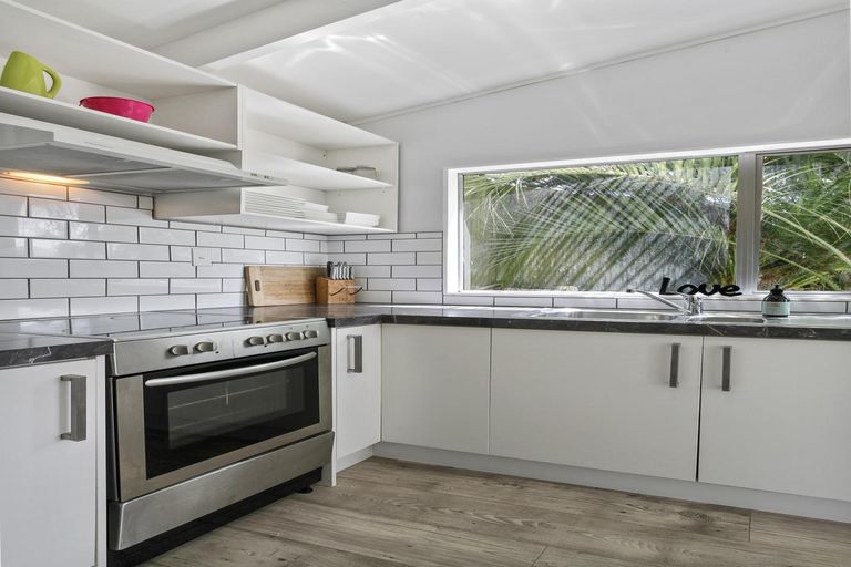 Photo of property in 14 Pitcher Place, Glen Eden, Auckland, 0602