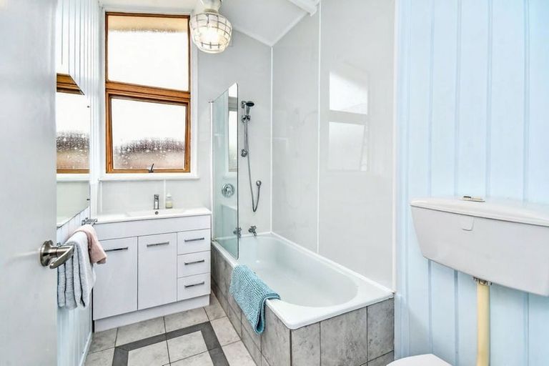 Photo of property in 8 Booker Place, Weymouth, Auckland, 2103