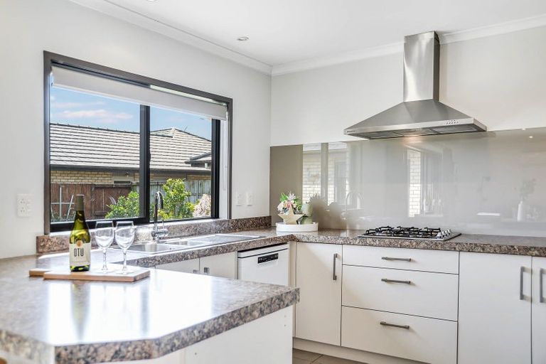 Photo of property in 15 Waltham Place, Rototuna North, Hamilton, 3210