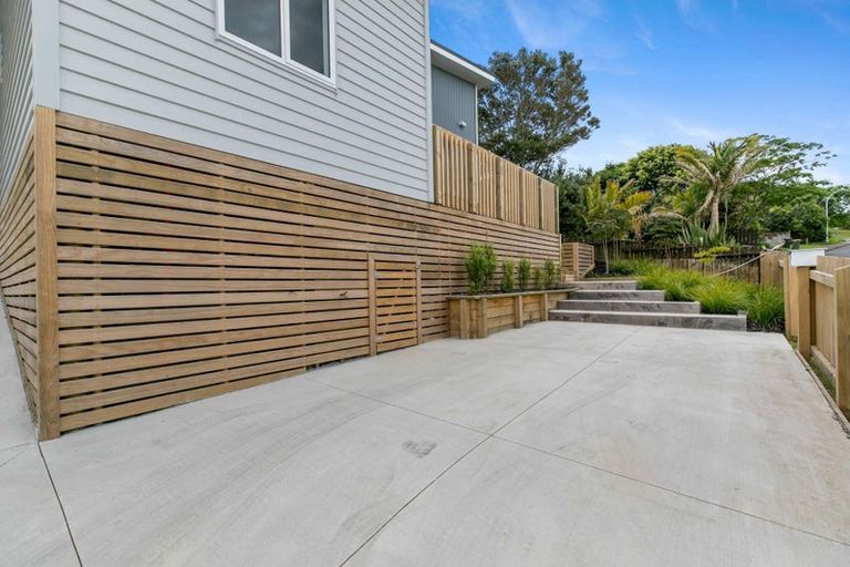 Photo of property in 15 Rosario Crescent, Red Beach, 0932