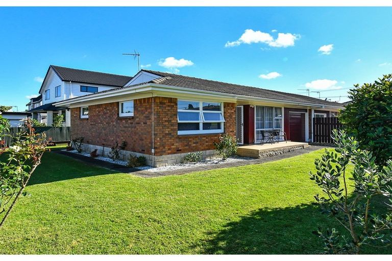 Photo of property in 2 Chestnut Road, Papatoetoe, Auckland, 2025