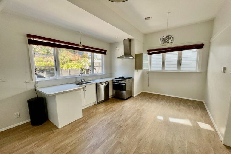 Photo of property in 16 Woburn Road, Northland, Wellington, 6012