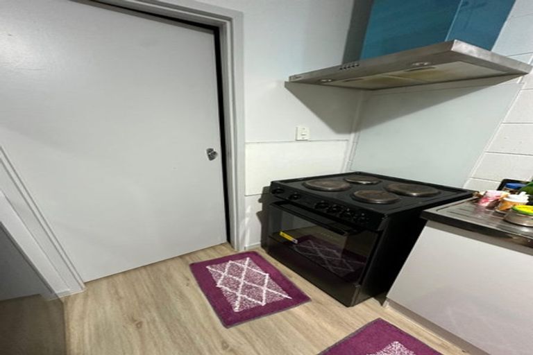 Photo of property in 2 Paton Avenue, Te Atatu South, Auckland, 0610