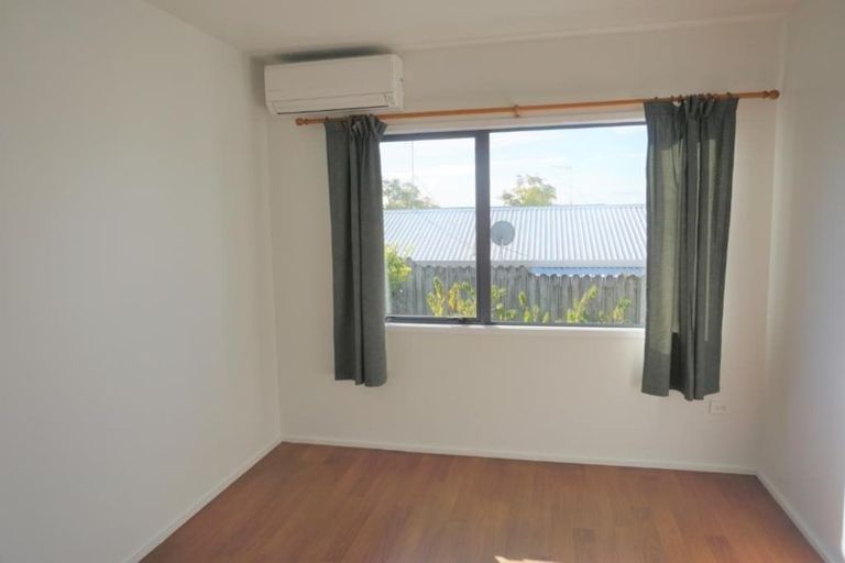 Photo of property in 1/100 Birkdale Road, Birkdale, Auckland, 0626