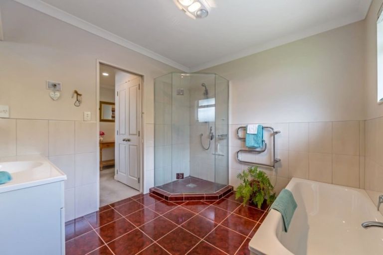 Photo of property in 32 Pohutukawa Avenue, Red Beach, 0932