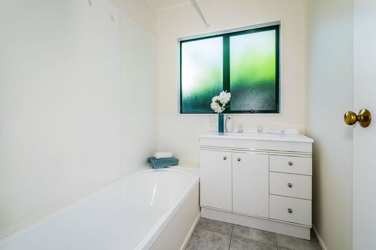 Photo of property in 1/470 East Coast Road, Windsor Park, Auckland, 0630
