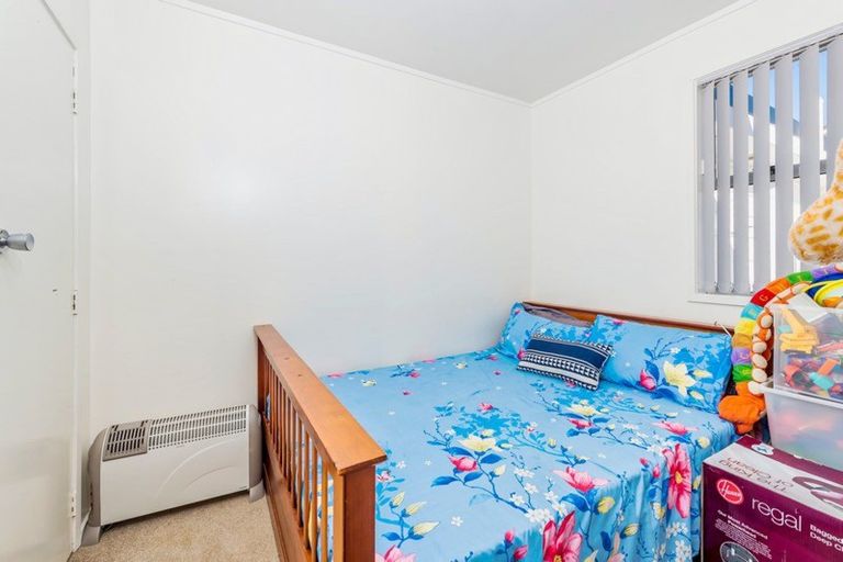 Photo of property in 2 Doone Place, Massey, Auckland, 0614