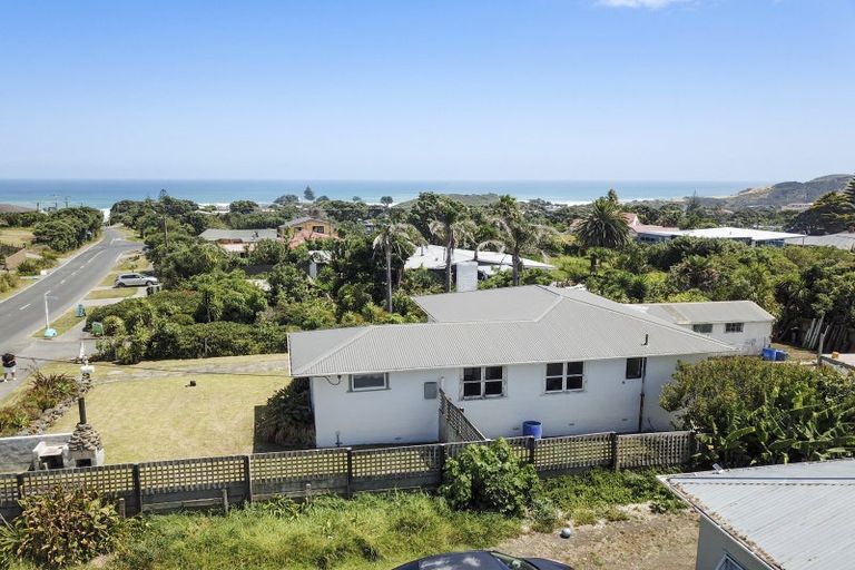 Photo of property in 32 Ripiro Drive, Baylys Beach, Dargaville, 0377