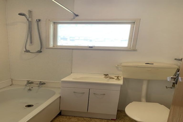 Photo of property in 1/8 Battle Place, Glenfield, Auckland, 0629