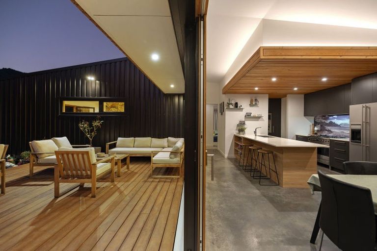 Photo of property in 42 Tui Drive, Mount Creighton, Queenstown, 9371