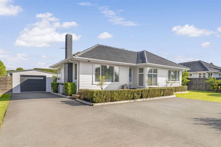 Photo of property in 4 London Street, Te Atatu Peninsula, Auckland, 0610