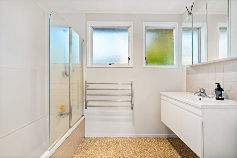 Photo of property in 25 Helleur Road, Massey, Auckland, 0614