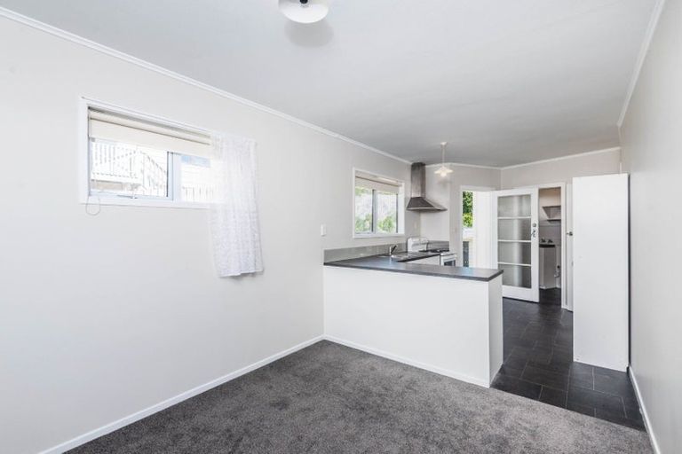 Photo of property in 12 Griffiths Grove, Newlands, Wellington, 6037