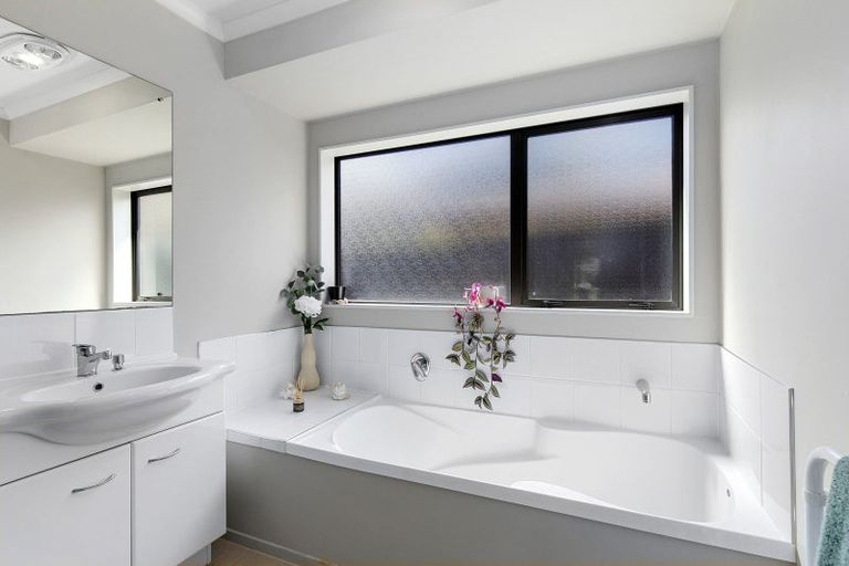 Photo of property in 15 Aragon Grove, Kingsley Heights, Upper Hutt, 5018