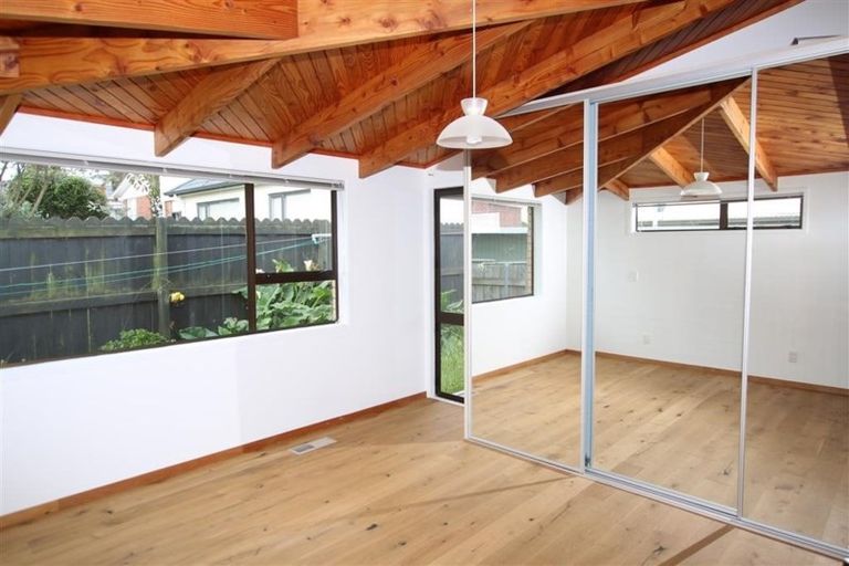 Photo of property in 2/162 East Coast Road, Forrest Hill, Auckland, 0620