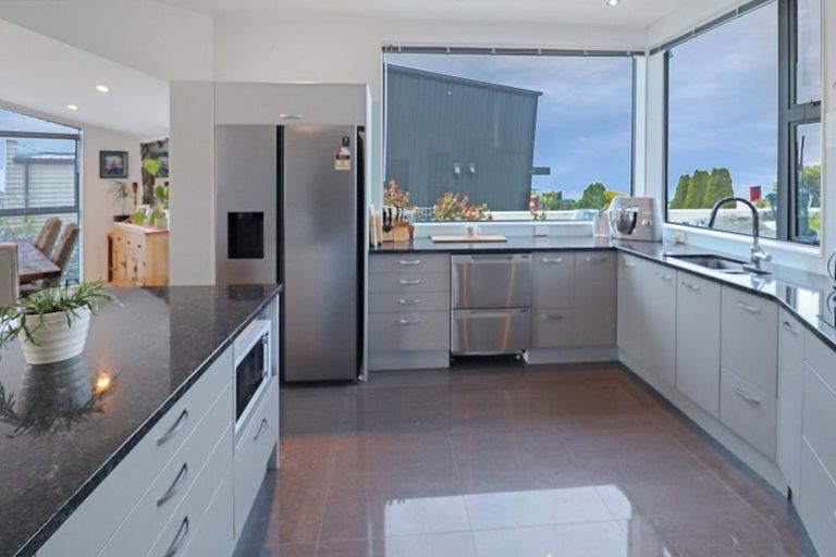 Photo of property in 63 Tamworth Crescent, Newlands, Wellington, 6037