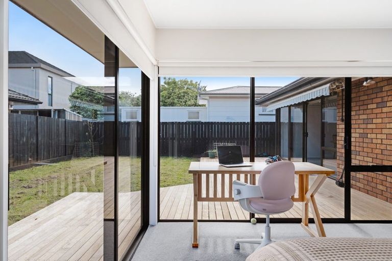 Photo of property in 21a Eastern Beach Road, Eastern Beach, Auckland, 2012