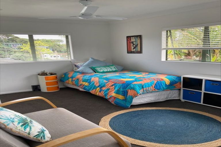 Photo of property in 43 Walton Street, Red Beach, 0932