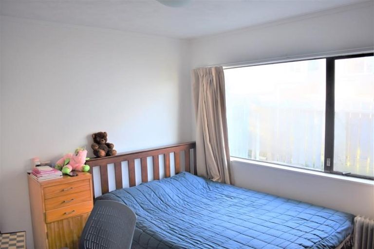 Photo of property in 39a Horokiwi Road West, Newlands, Wellington, 6037