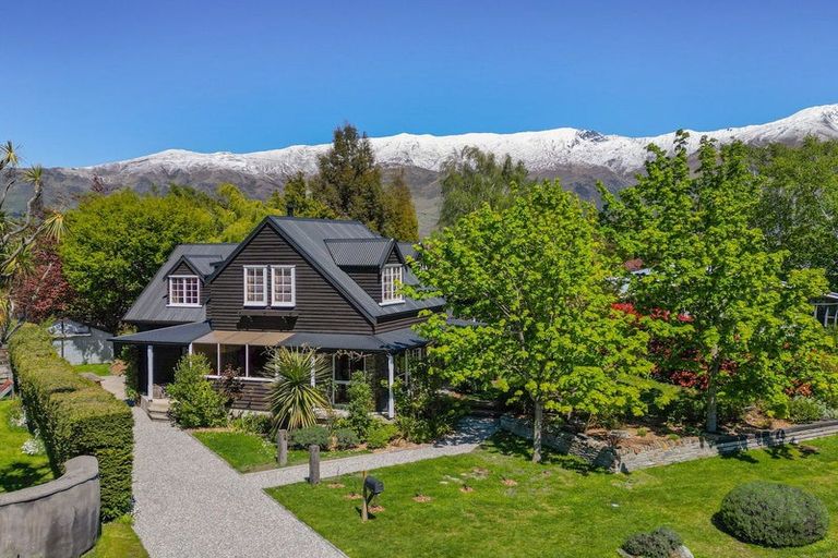 Photo of property in 9 Hunter Crescent, Wanaka, 9305