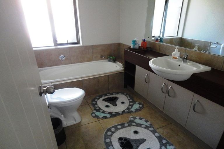 Photo of property in 14 Gilford Place, East Tamaki Heights, Auckland, 2016