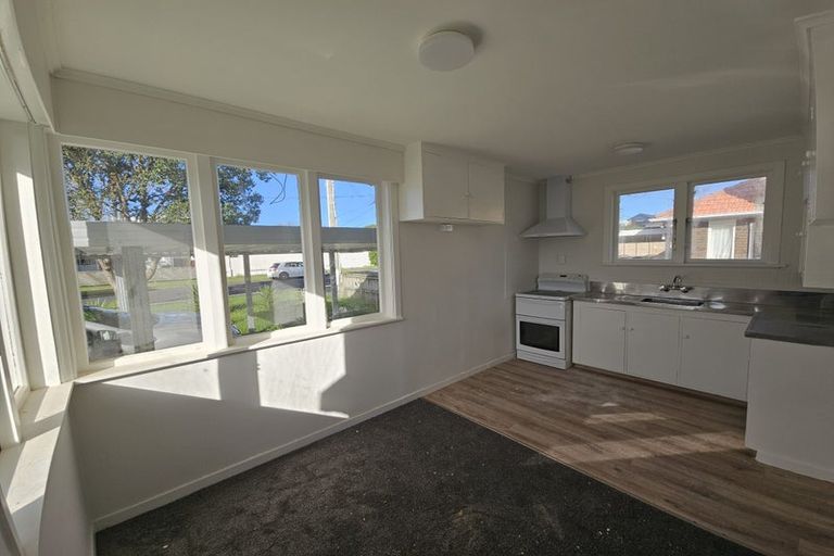 Photo of property in 4 Peachgrove Road, Te Atatu Peninsula, Auckland, 0610