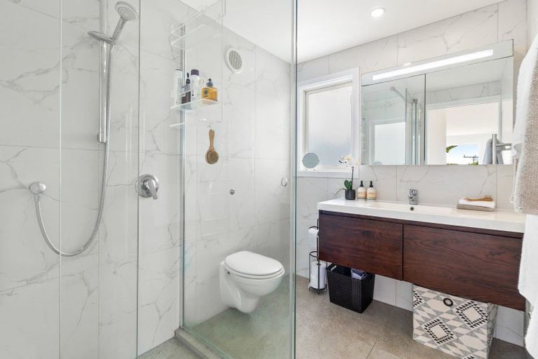 Photo of property in 22 Tiri Road, Milford, Auckland, 0620