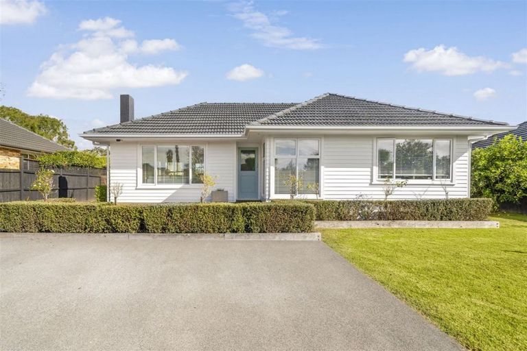 Photo of property in 4 London Street, Te Atatu Peninsula, Auckland, 0610