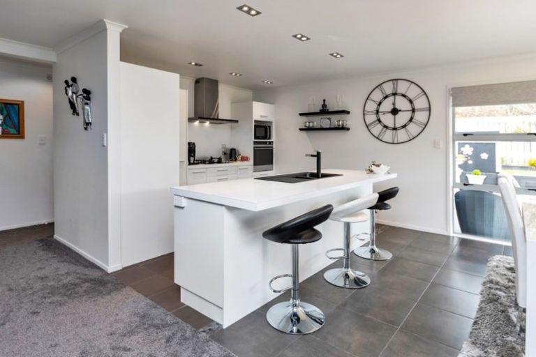 Photo of property in 18 Resolution Place, One Tree Point, 0118