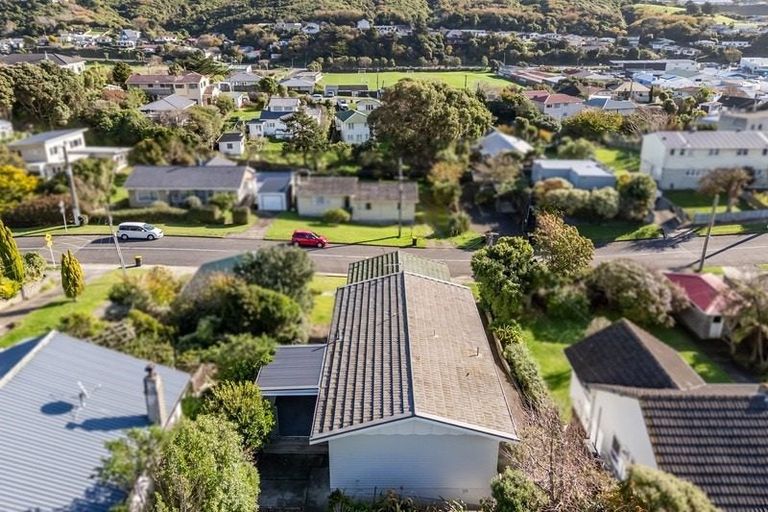 Photo of property in 2/24 Bell Street, Tawa, Wellington, 5028