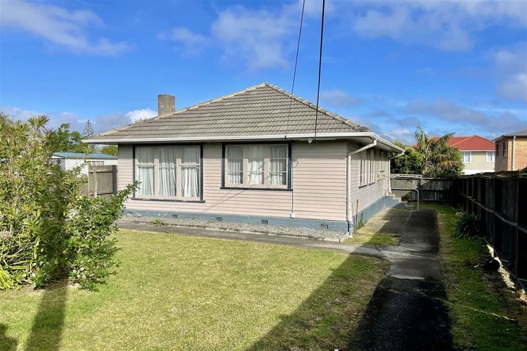 Photo of property in 12 Strid Road, Te Atatu South, Auckland, 0610