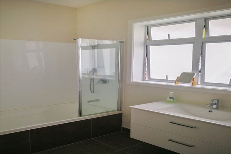 Photo of property in 6 Newington Road, Henderson, Auckland, 0612