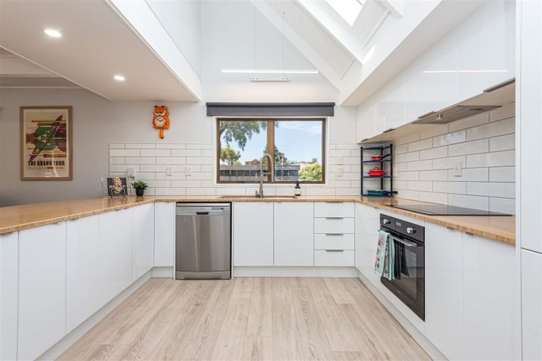 Photo of property in 21 Fovant Street, Russley, Christchurch, 8042