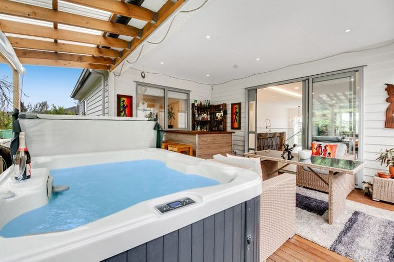 Photo of property in 140 Arran Point Parade, Orewa, 0931