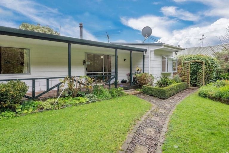 Photo of property in 12 Poneke Drive, Waikanae, 5036