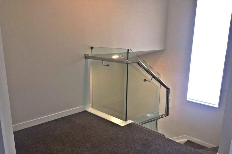 Photo of property in 9 Trotting Terrace, Fairview Heights, Auckland, 0632