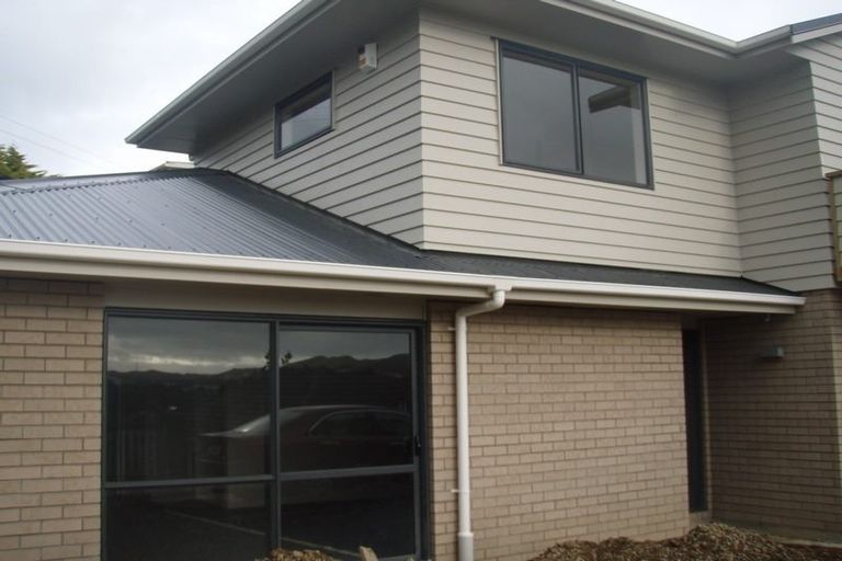 Photo of property in 32a Miles Crescent, Newlands, Wellington, 6037