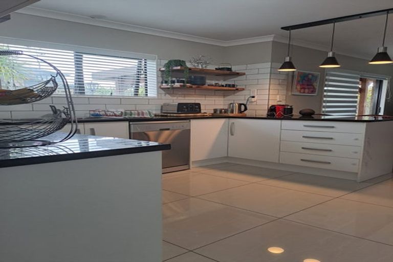 Photo of property in 2 Kirikiri Drive, Papakura, 2110