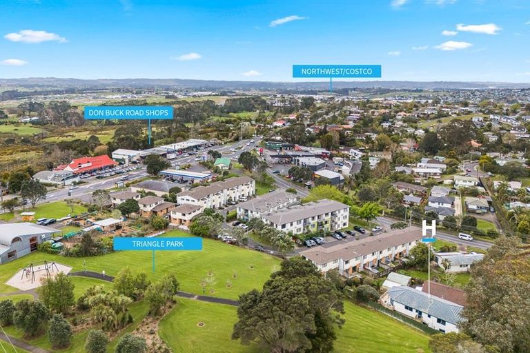 Photo of property in 1b Triangle Road, Massey, Auckland, 0614