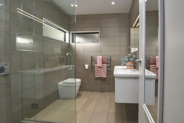 Photo of property in 2/24 Colonial Road, Birkenhead, Auckland, 0626