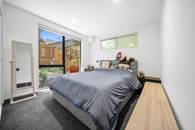 Photo of property in 25f Oteha Valley Road, Northcross, Auckland, 0632