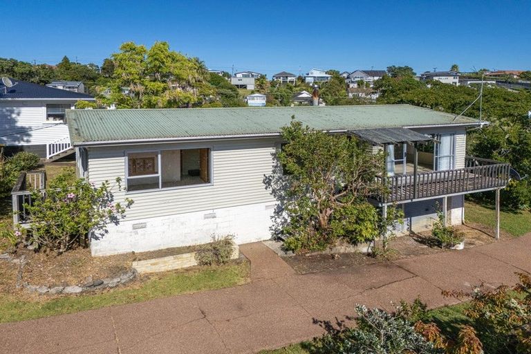 Photo of property in 16 Pohutukawa Avenue, Red Beach, 0932