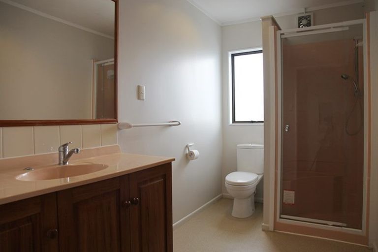 Photo of property in 17 Pitlochry Place, Highland Park, Auckland, 2010