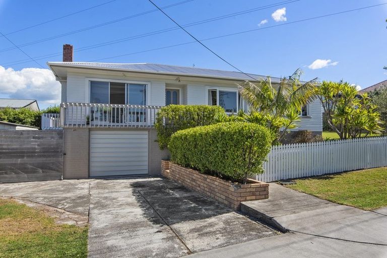 Photo of property in 17 Lyndhurst Road, Te Atatu South, Auckland, 0610