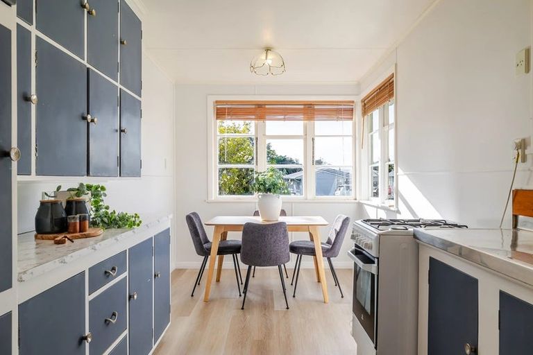 Photo of property in 27 Crewe Crescent, Hokowhitu, Palmerston North, 4410