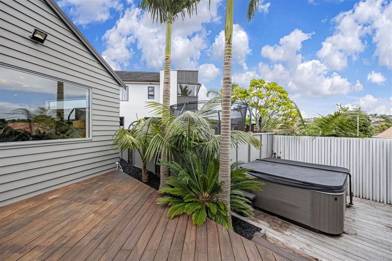 Photo of property in 8 Mansion Court, West Harbour, Auckland, 0618
