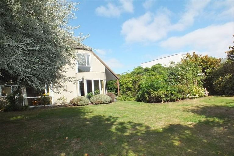 Photo of property in 11 Brockhall Lane, Avonhead, Christchurch, 8042